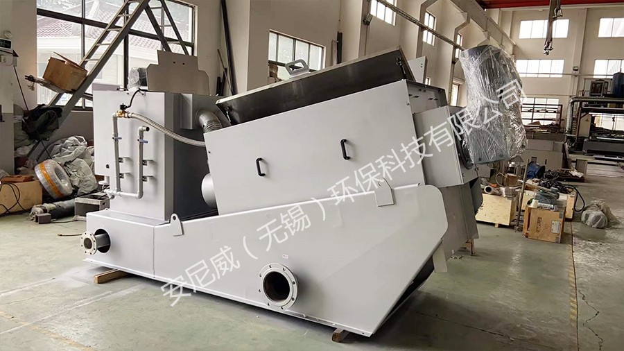 叠螺式污泥脱水机是为了达到减少废物体积和方便后续处理的目的